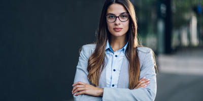 business-woman-standing-outside-2023-11-27-05-02-17 Urh. zamrznutitonovi web business-woman-standing-outside-2023-11-27-05-02-17 Urh. zamrznutitonovi web