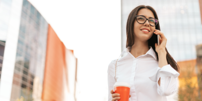 smiling-business-woman-talking-on-phone-2023-11-27-05-32-27 Urh. diignat web smiling-business-woman-talking-on-phone-2023-11-27-05-32-27 Urh. diignat web